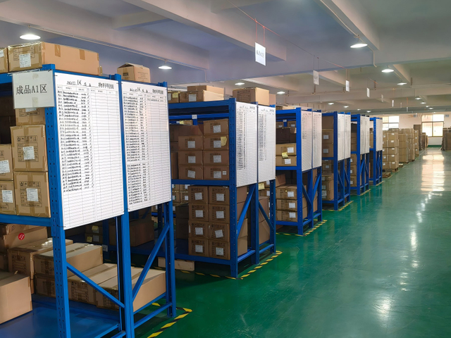 Armaz&eacute;m de produtos acabados com ventilador de resfriamento DC